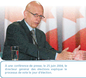 À une conférence de presse, le 25 juin 2004, le directeur général des élections explique le processus de vote le jour d’élection.